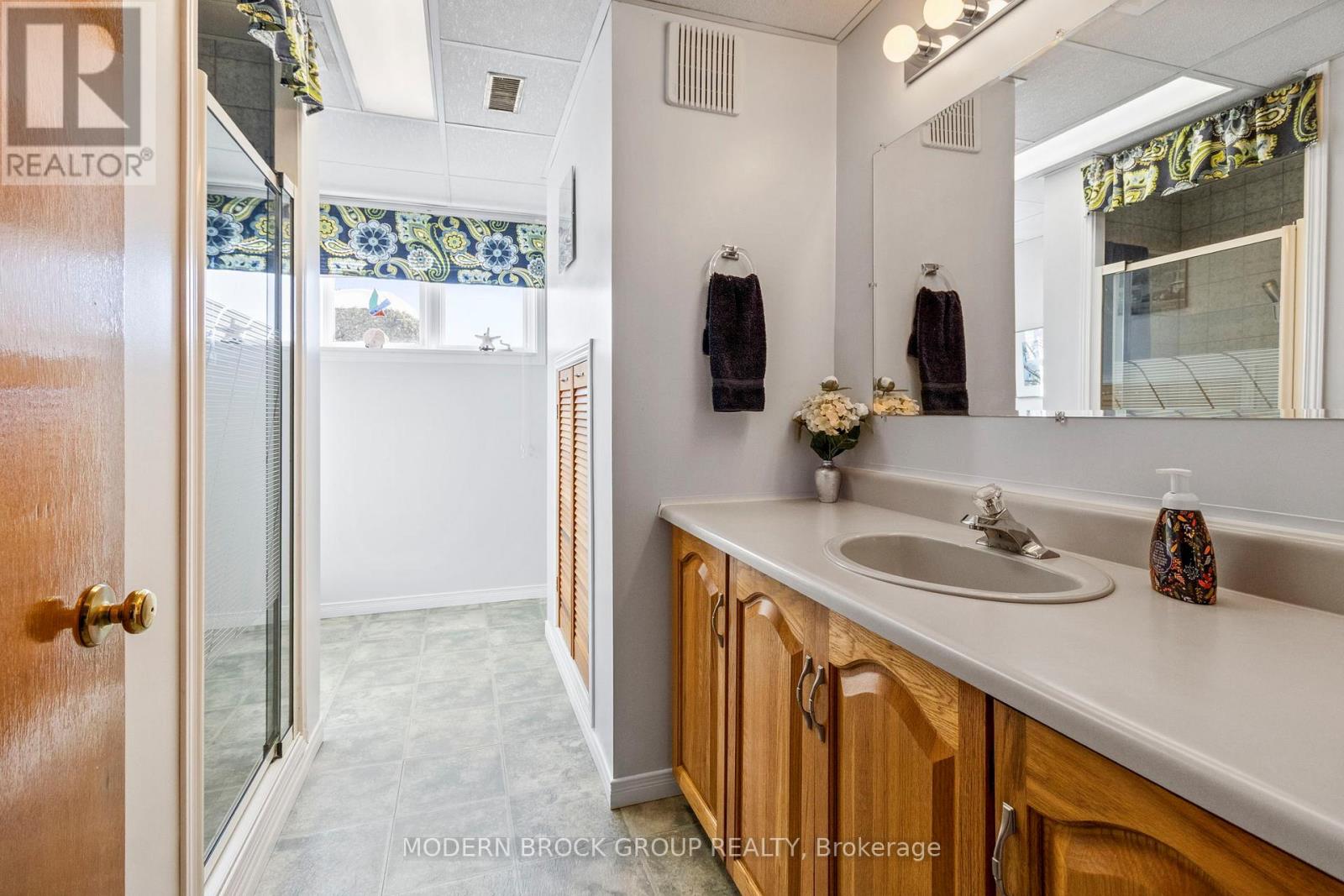 24 BERNARD CRESCENT - 30