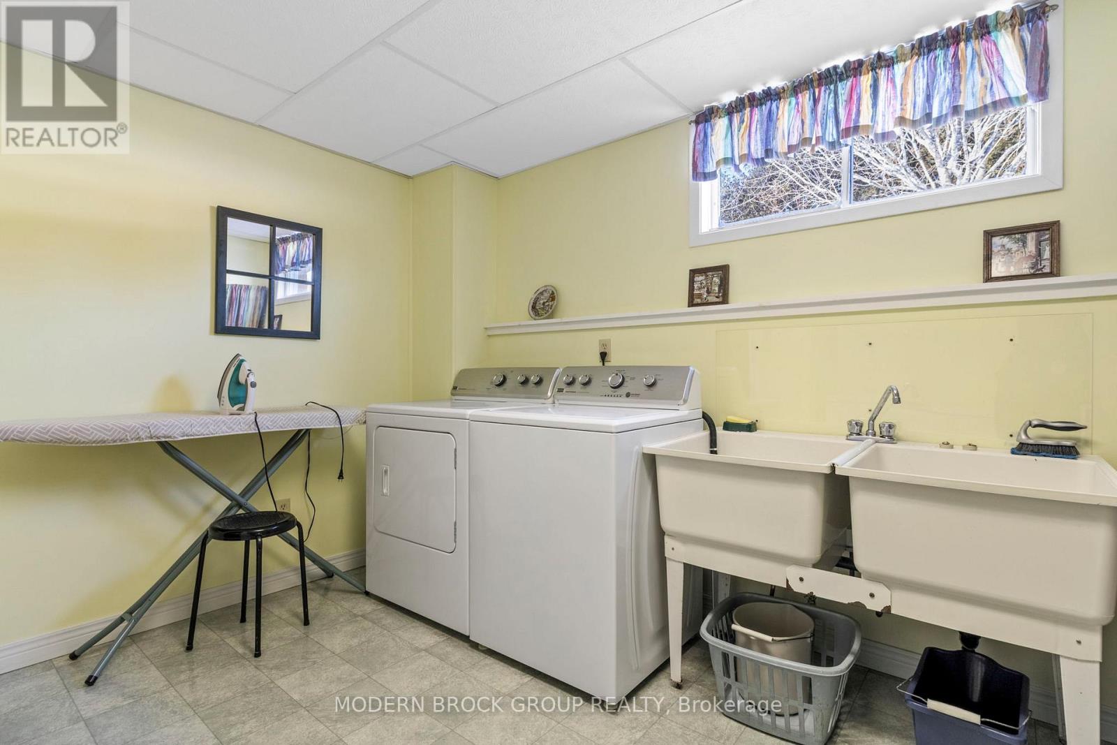 24 BERNARD CRESCENT - 33