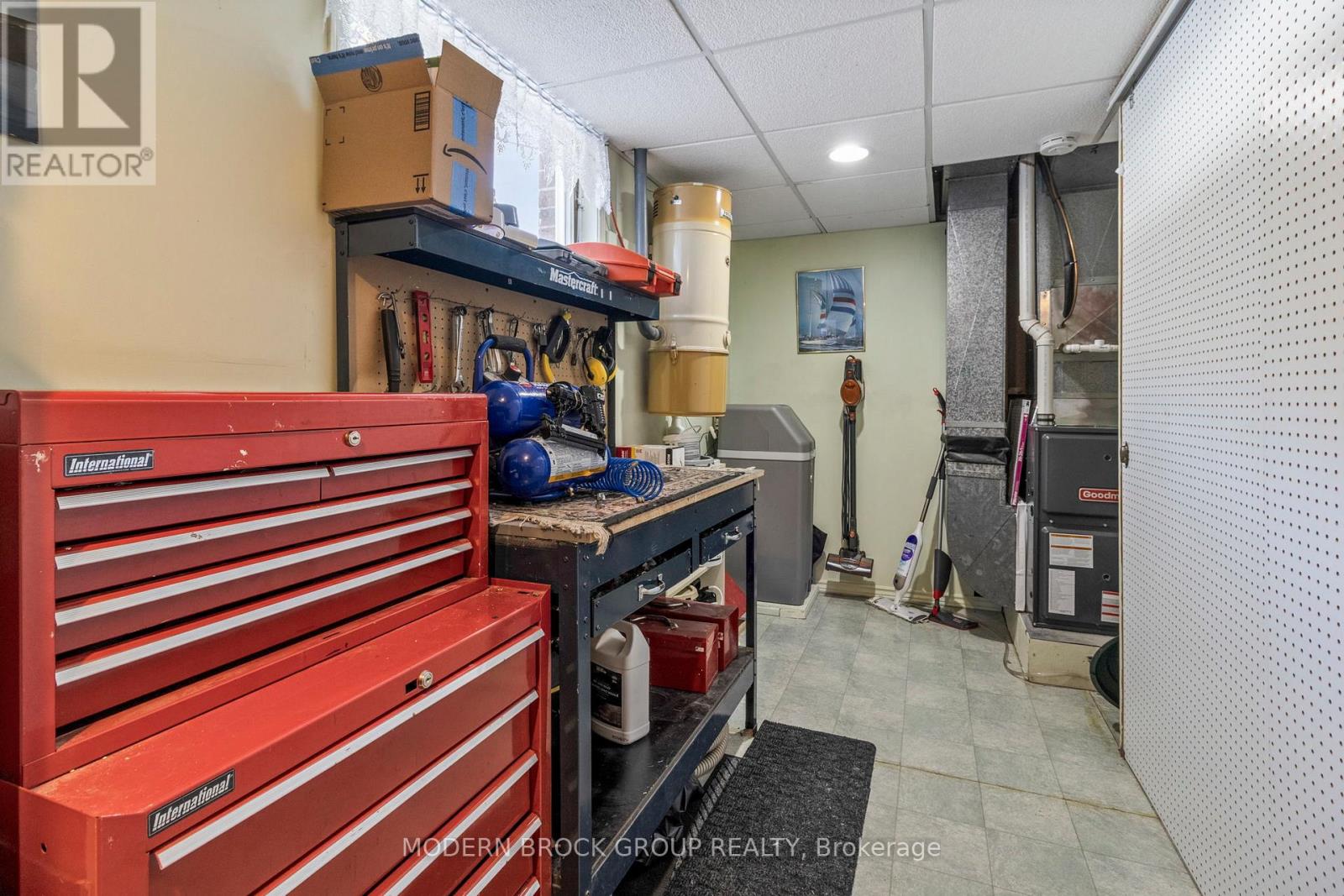24 BERNARD CRESCENT - 34