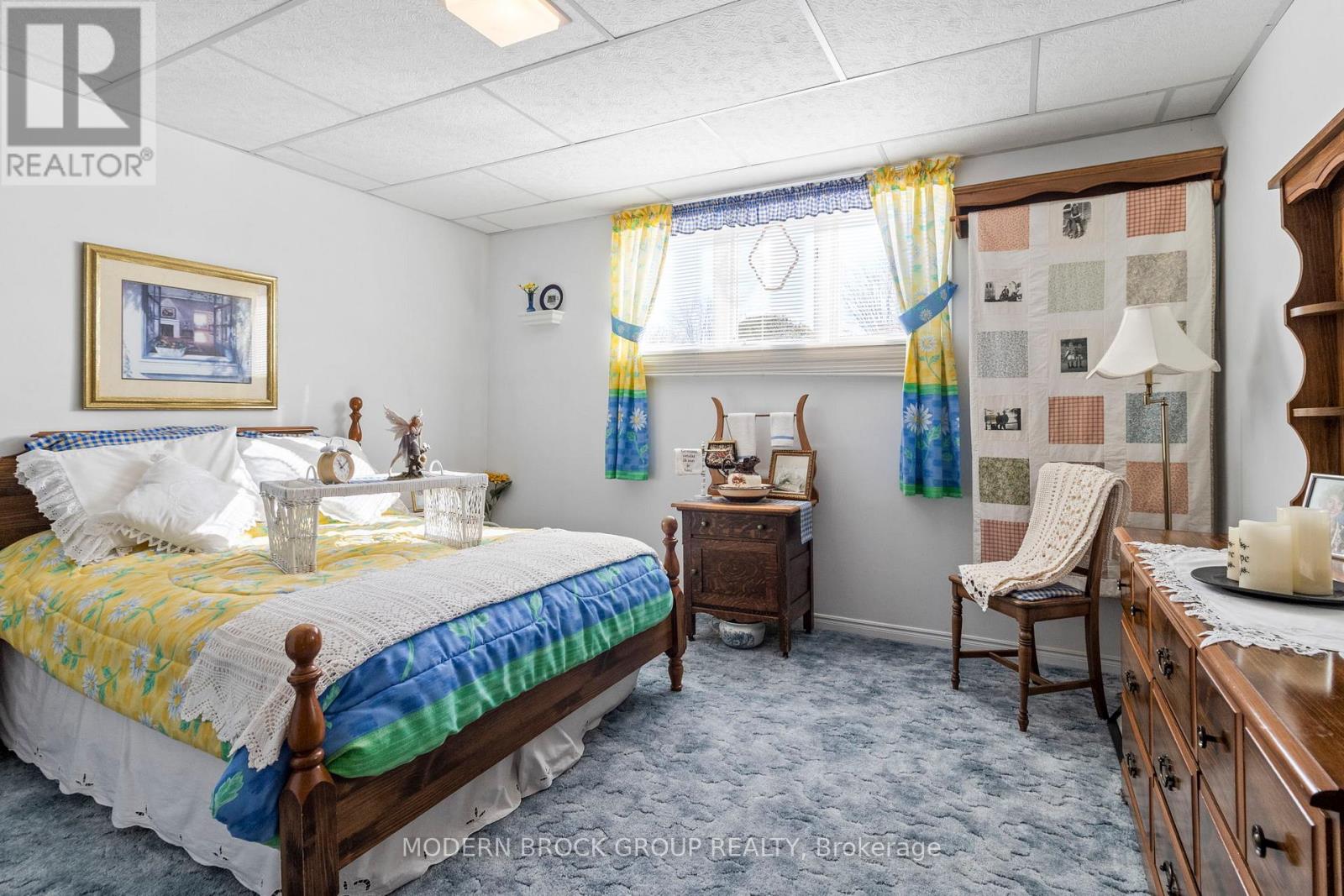 24 BERNARD CRESCENT - 32