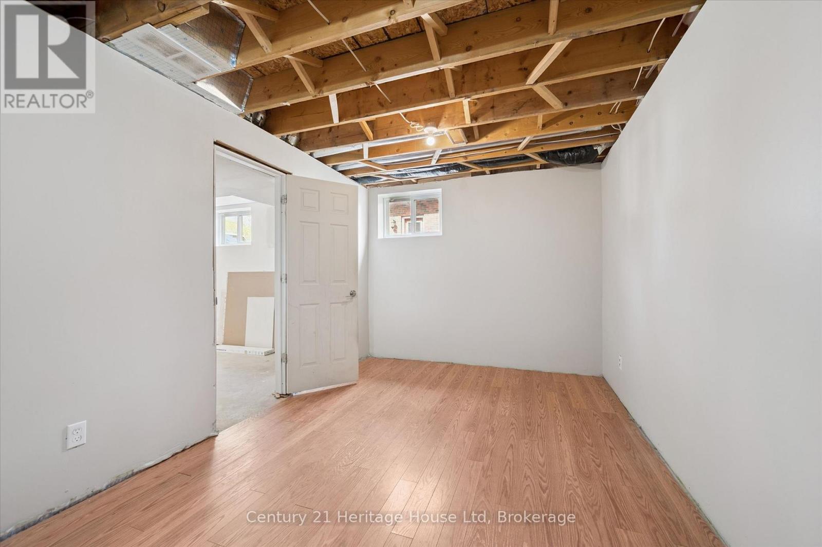 126 FORFAR STREET E - 30