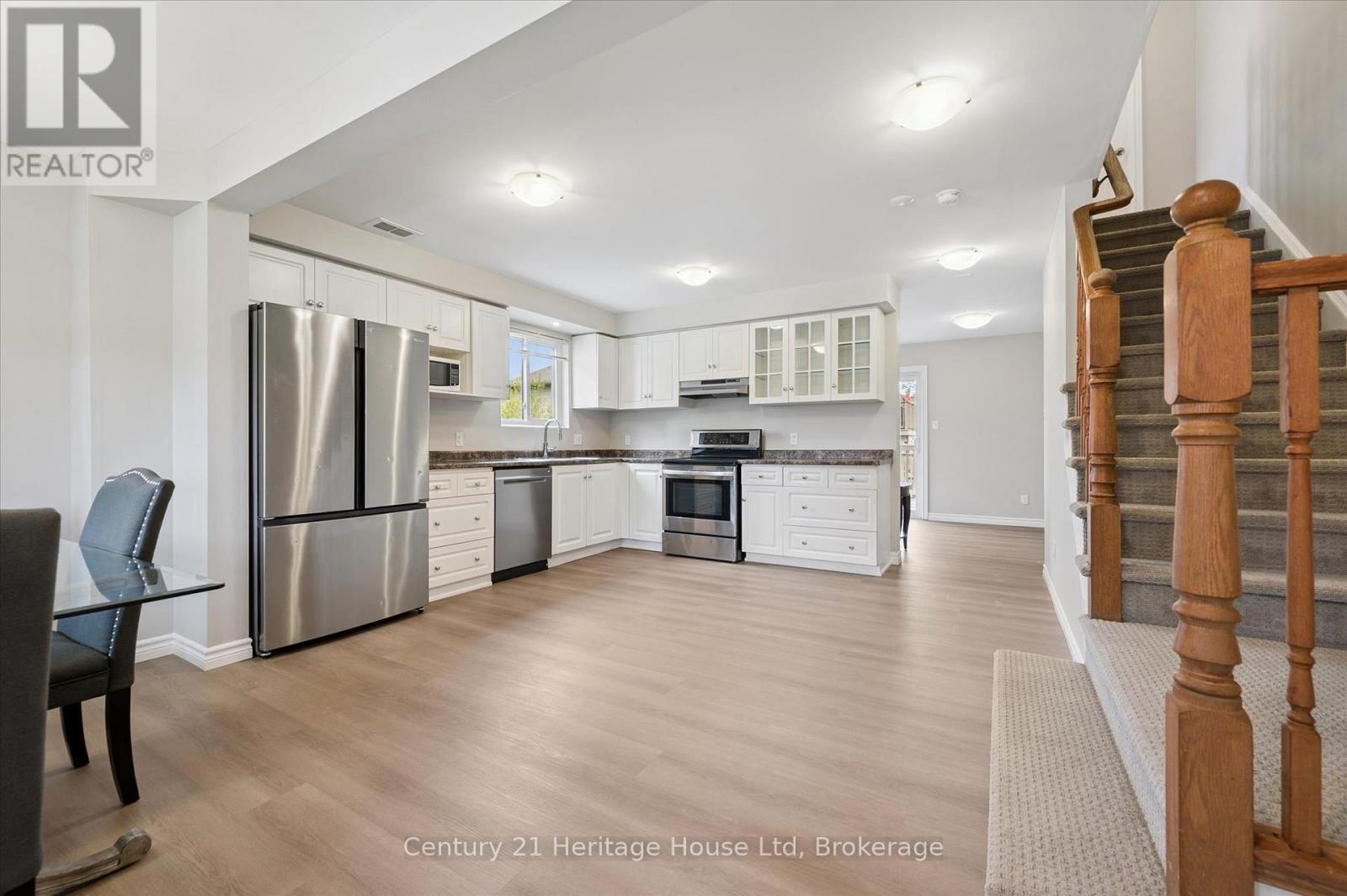 126 FORFAR STREET E - 8