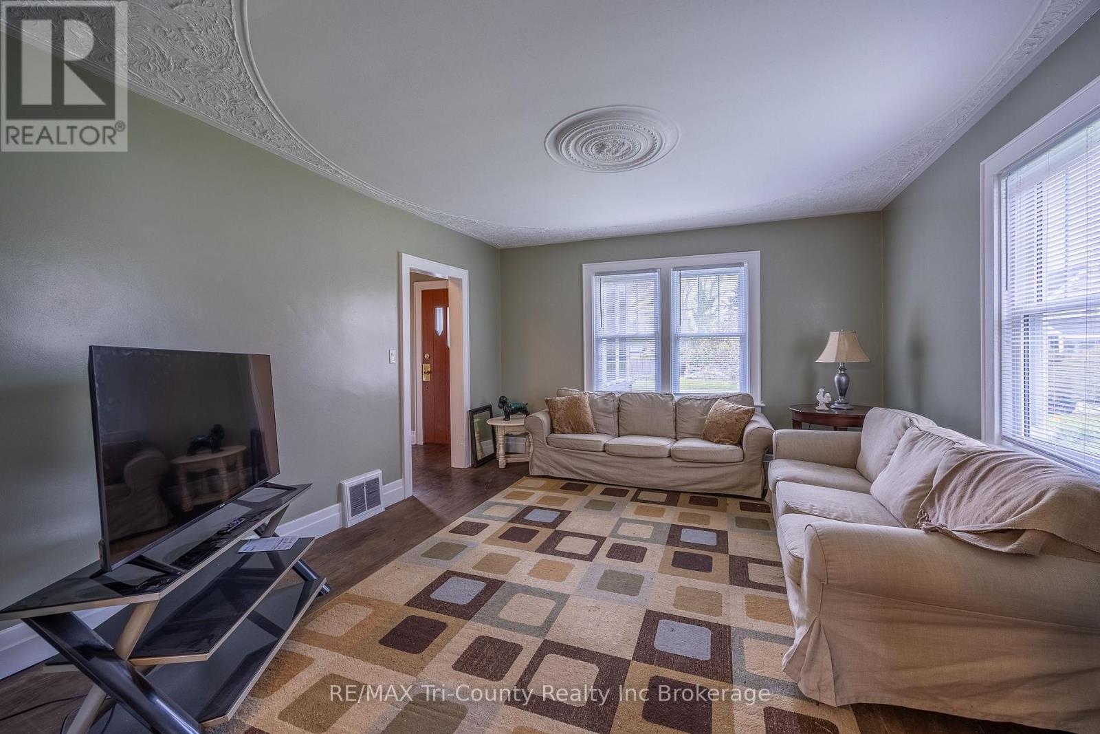 33 WELLINGTON STREET - 11