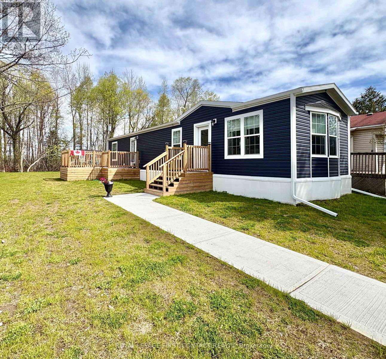 40 SHAMROCK CRESCENT - 1