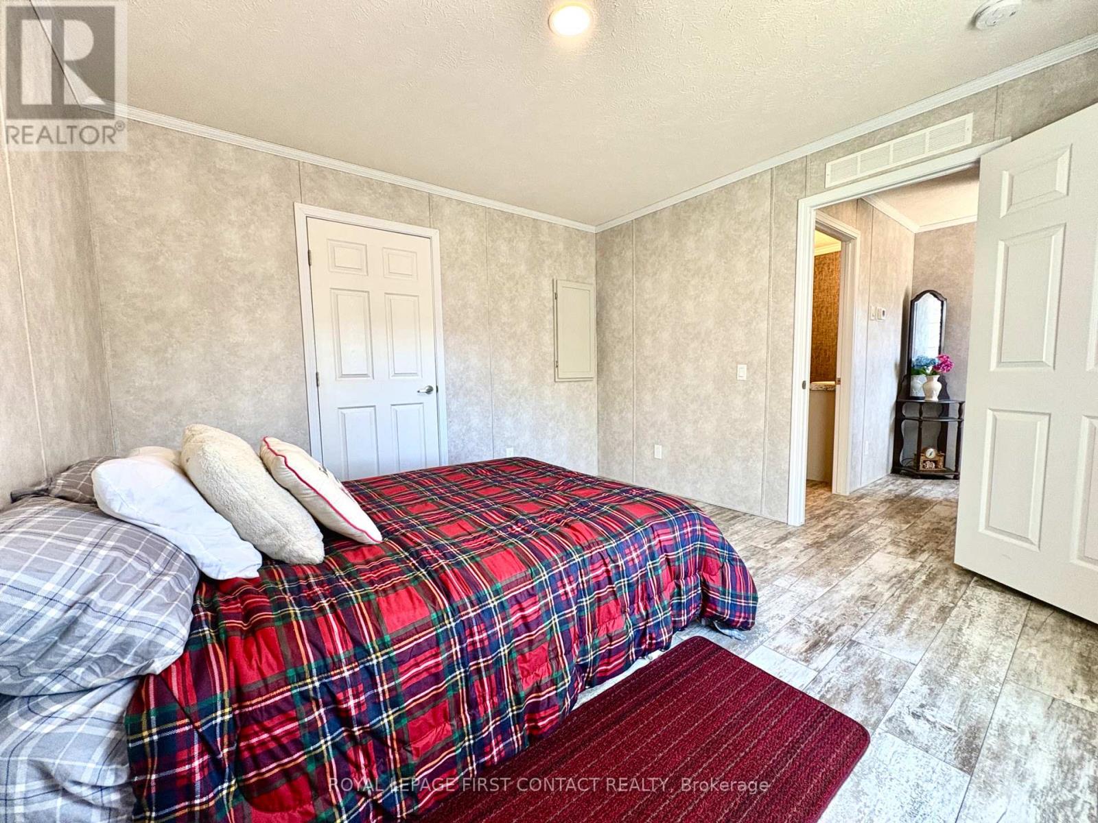 40 SHAMROCK CRESCENT - 13