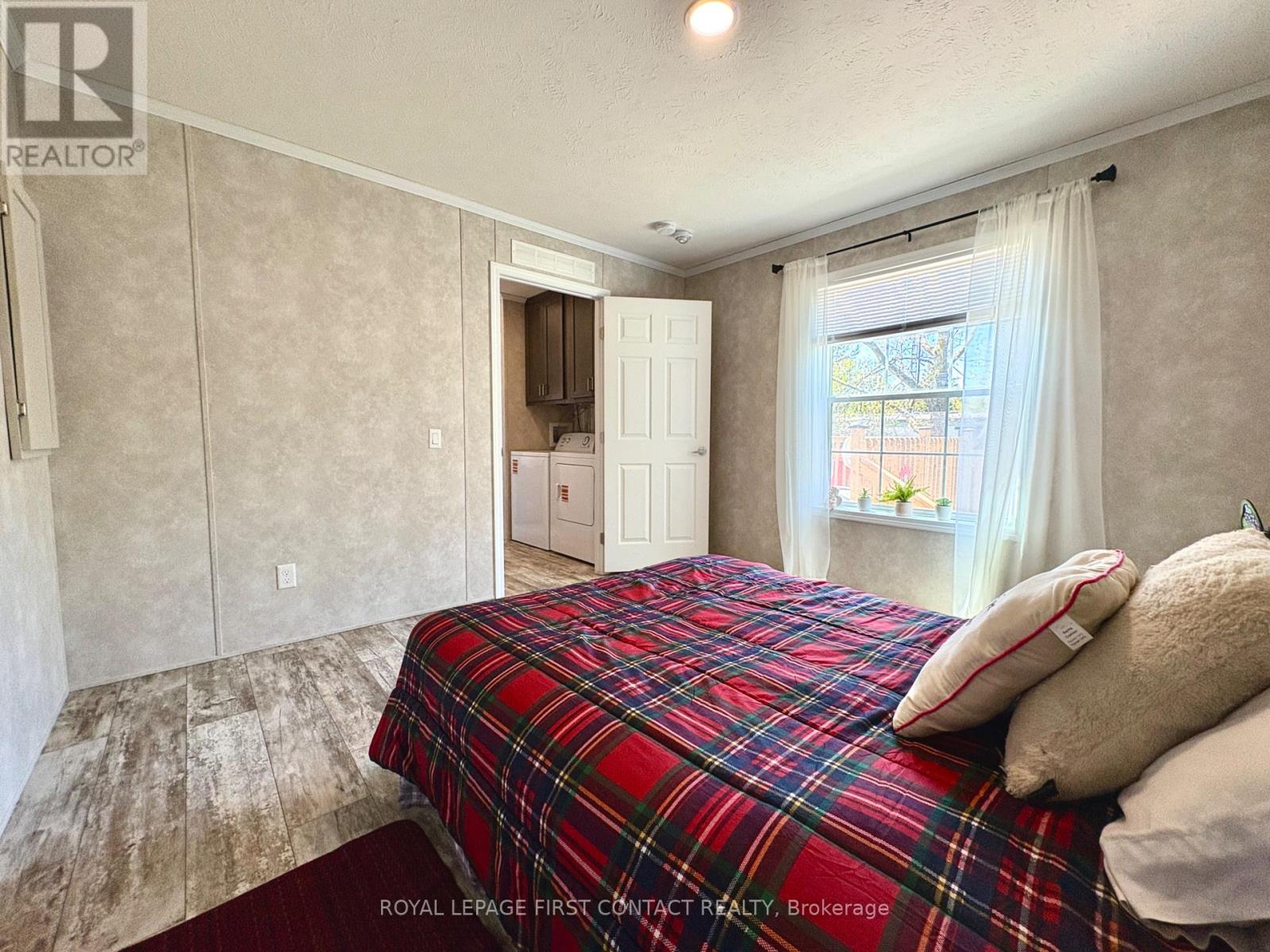 40 SHAMROCK CRESCENT - 14