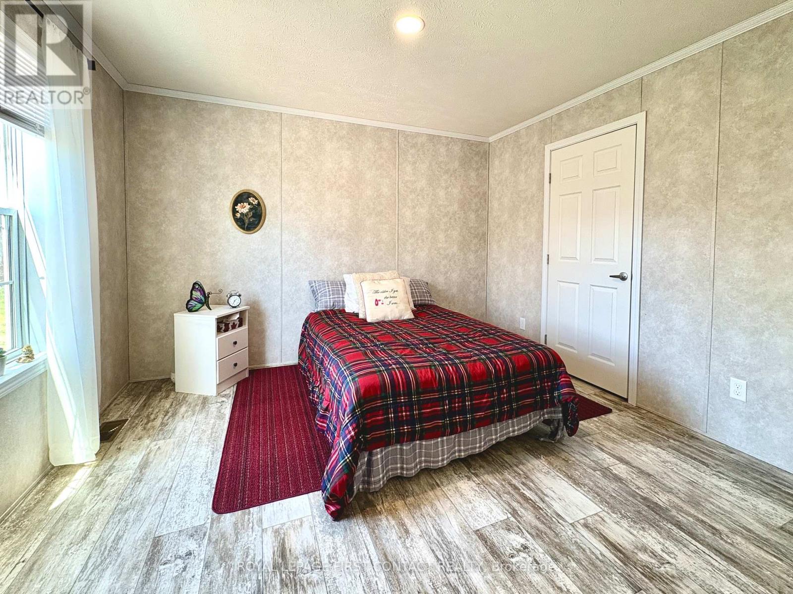 40 SHAMROCK CRESCENT - 16