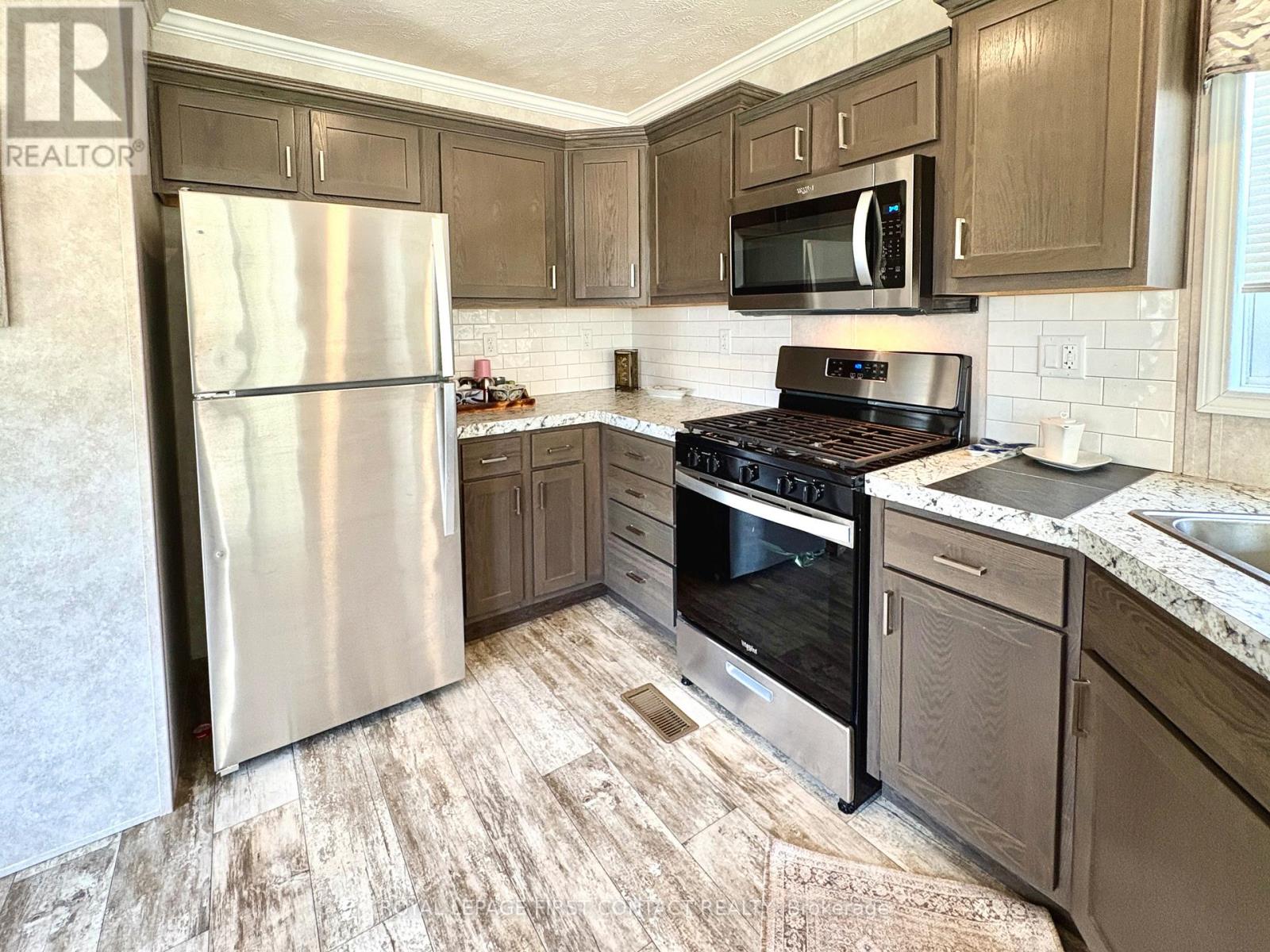 40 SHAMROCK CRESCENT - 6
