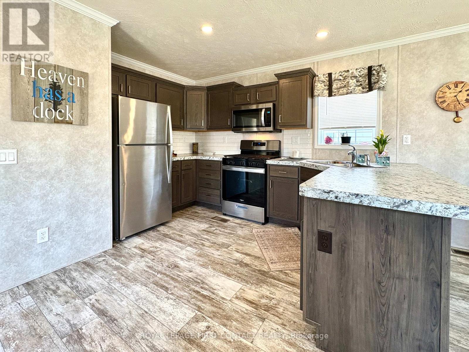 40 SHAMROCK CRESCENT - 8