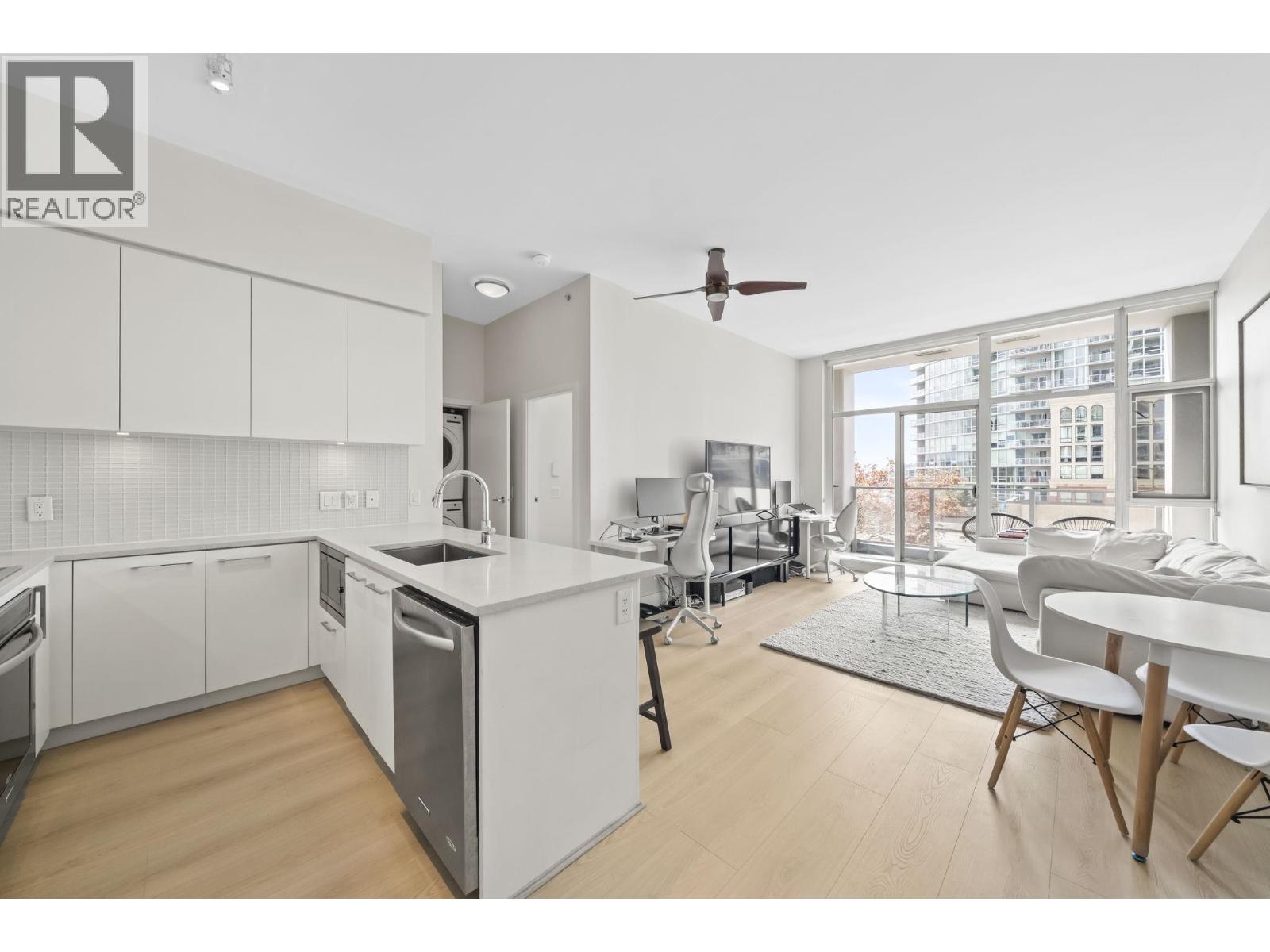 601 668 COLUMBIA Street - photo 2