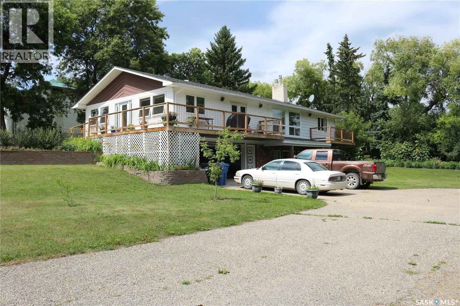 211 Pipestone AVENUE - 1