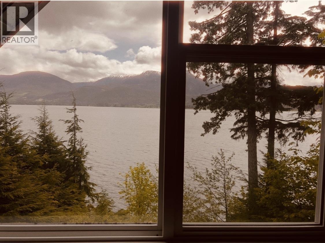 2862 SQUIRREL POINT Road, Terrace