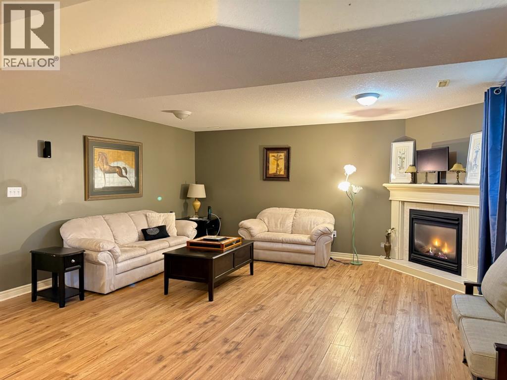4015 Applewood DRIVE - 22