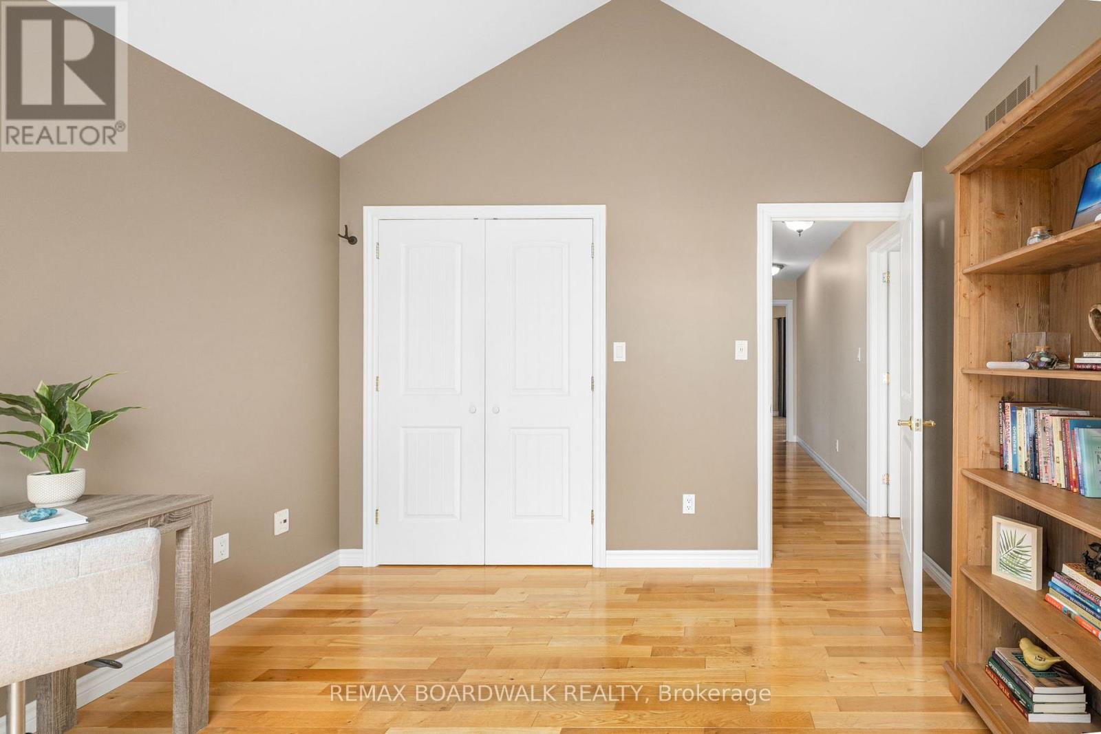 127 MACPHERSON WAY - 26