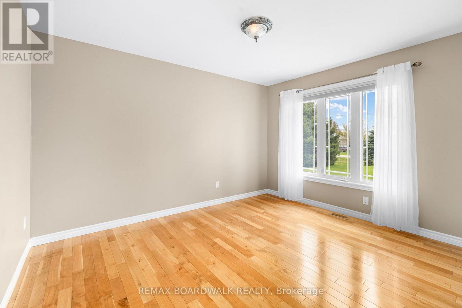 127 MACPHERSON WAY - 28