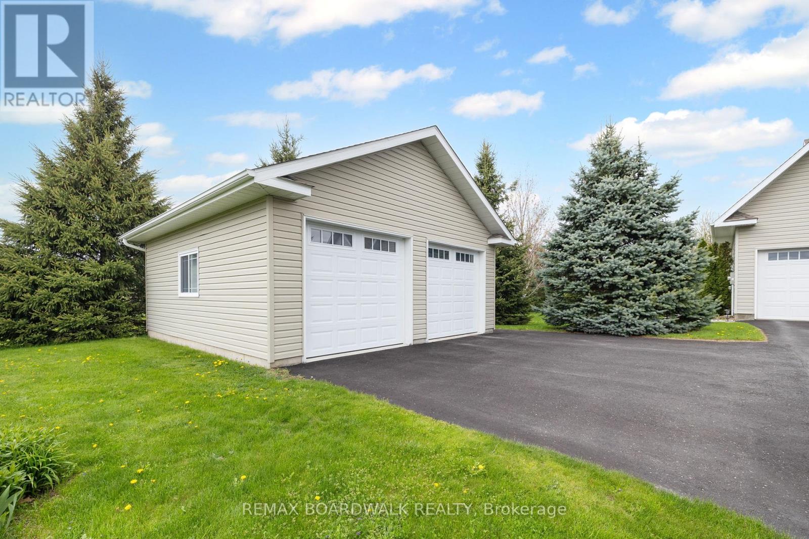 127 MACPHERSON WAY - 40
