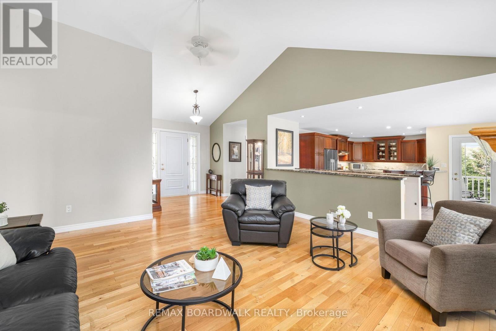127 MACPHERSON WAY - 9