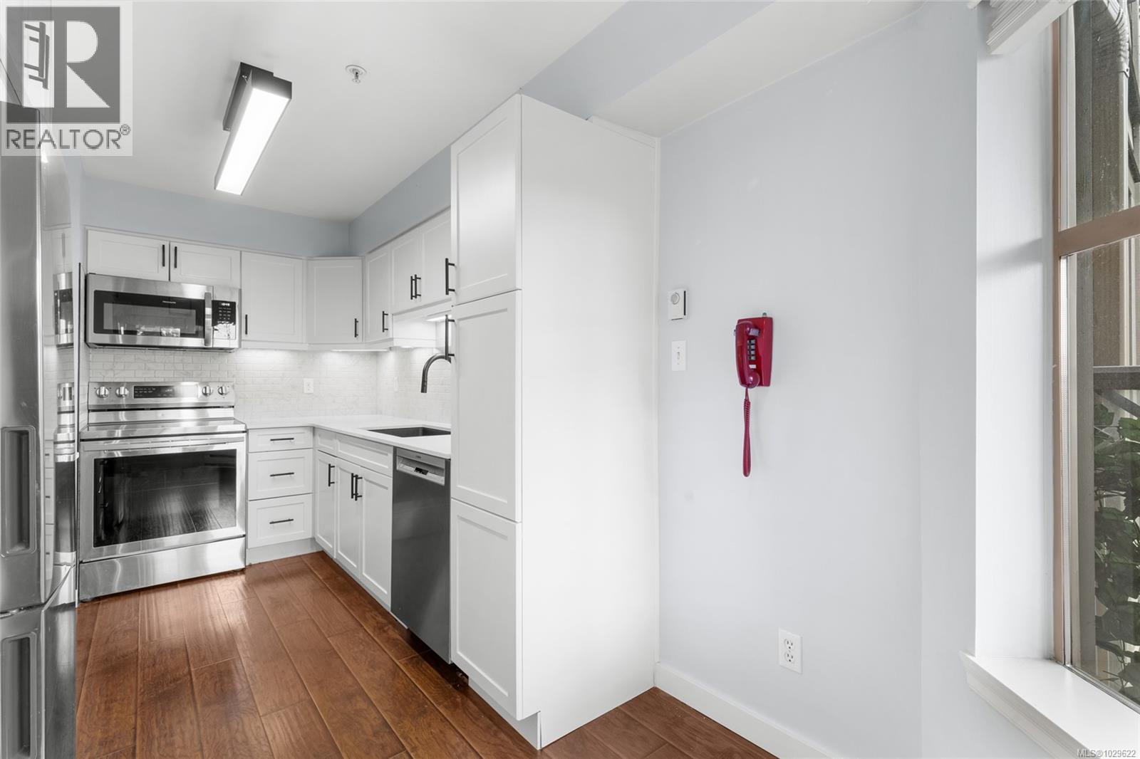 #305 935 Johnson St - 9