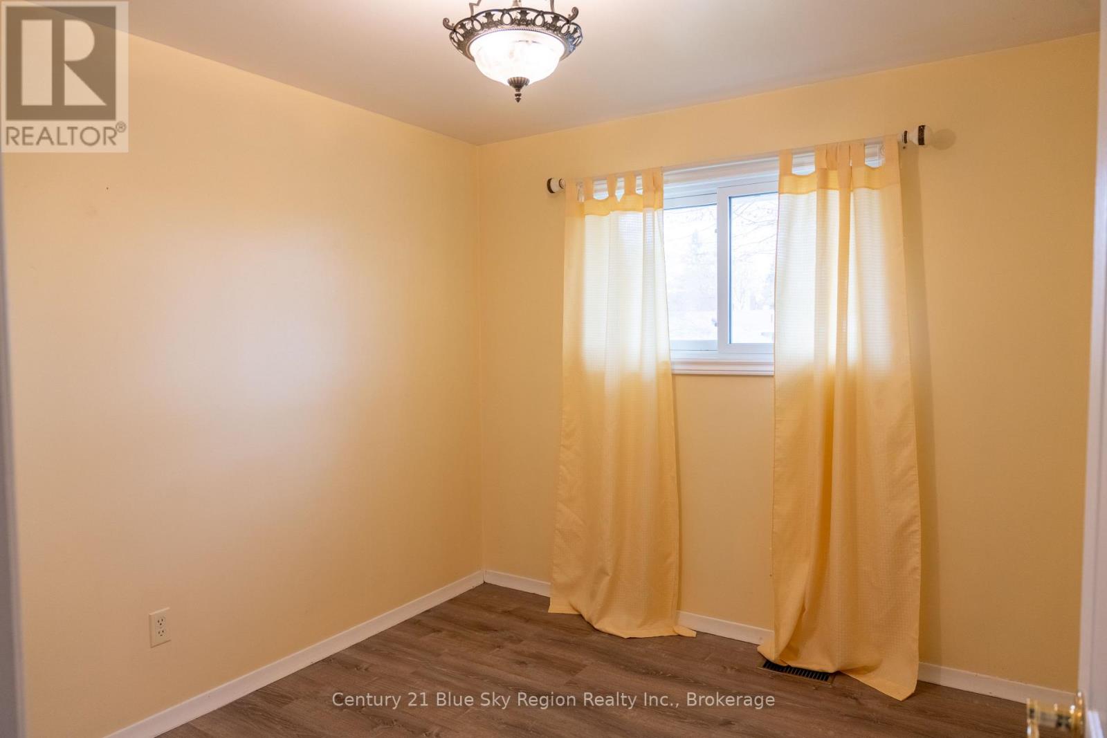 22 NIGHTINGALE DRIVE - 11