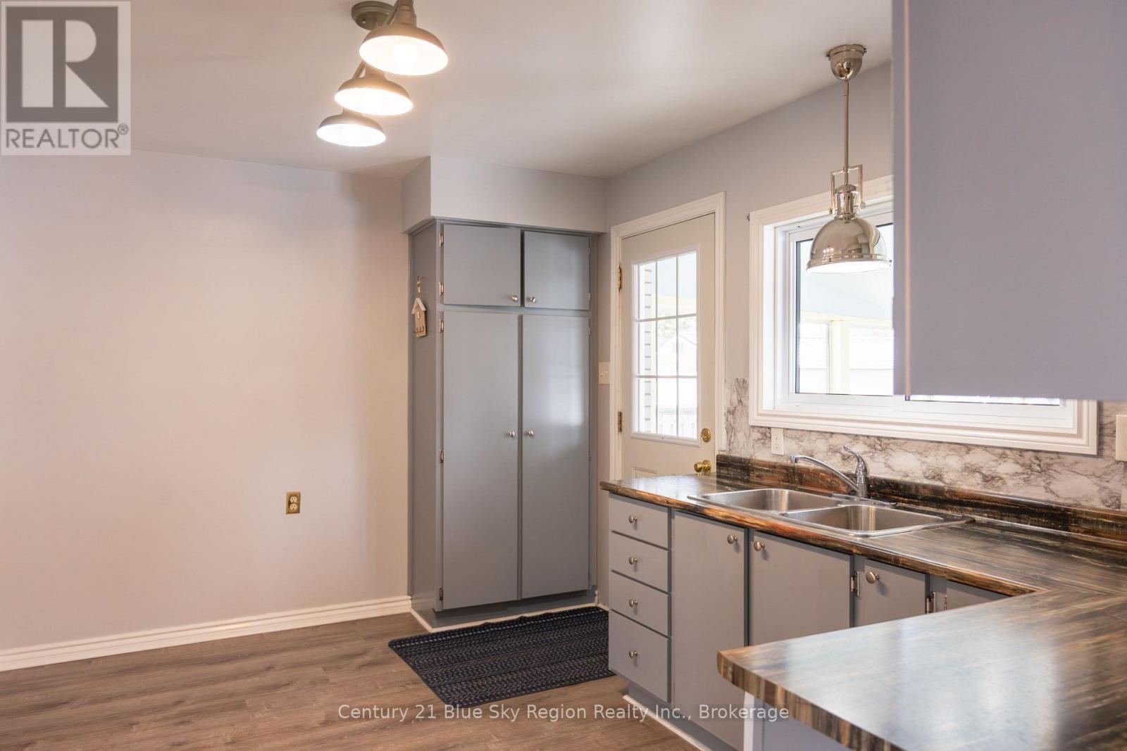22 NIGHTINGALE DRIVE - 22