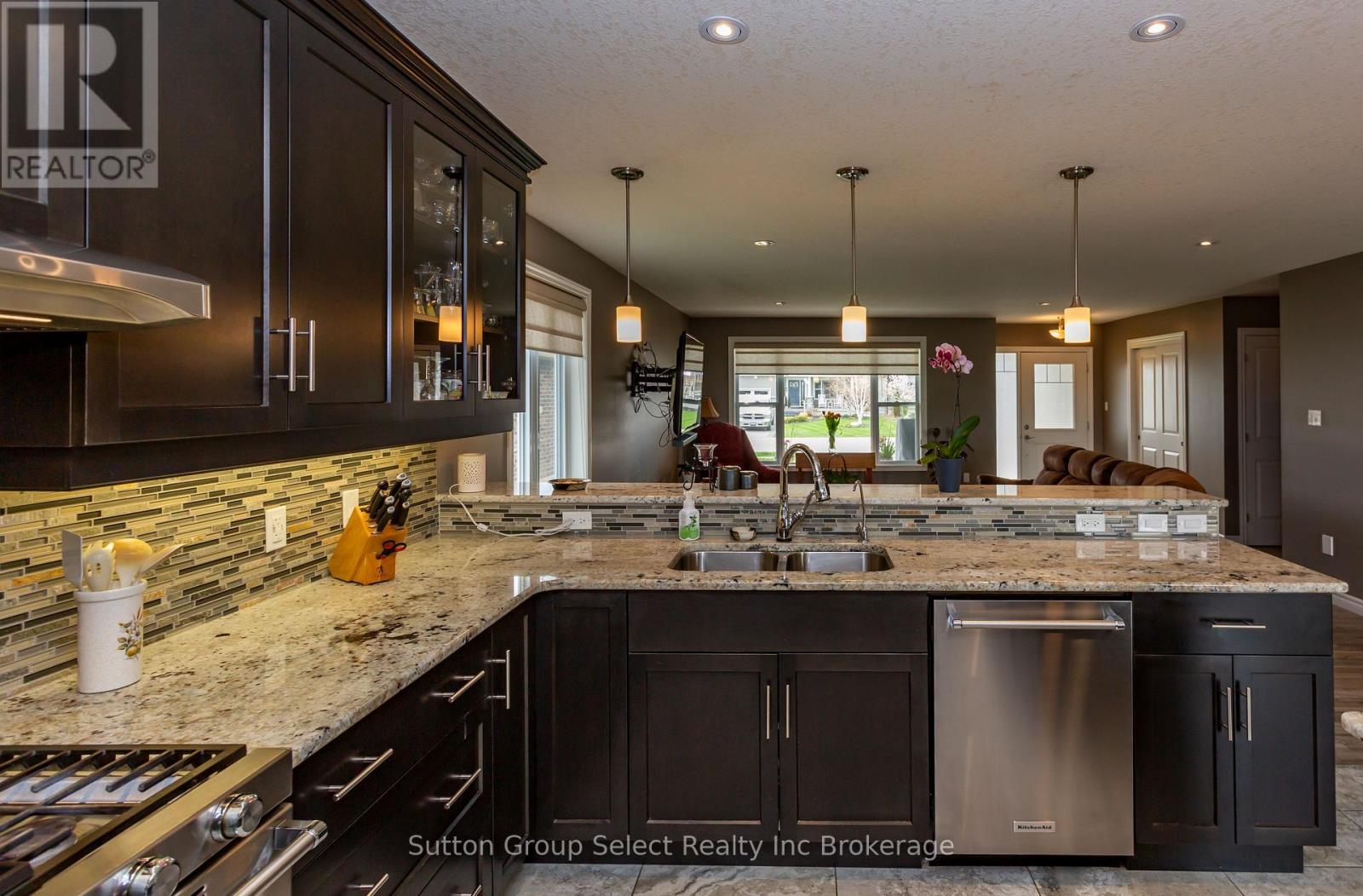 86 WALKER ROAD - 12