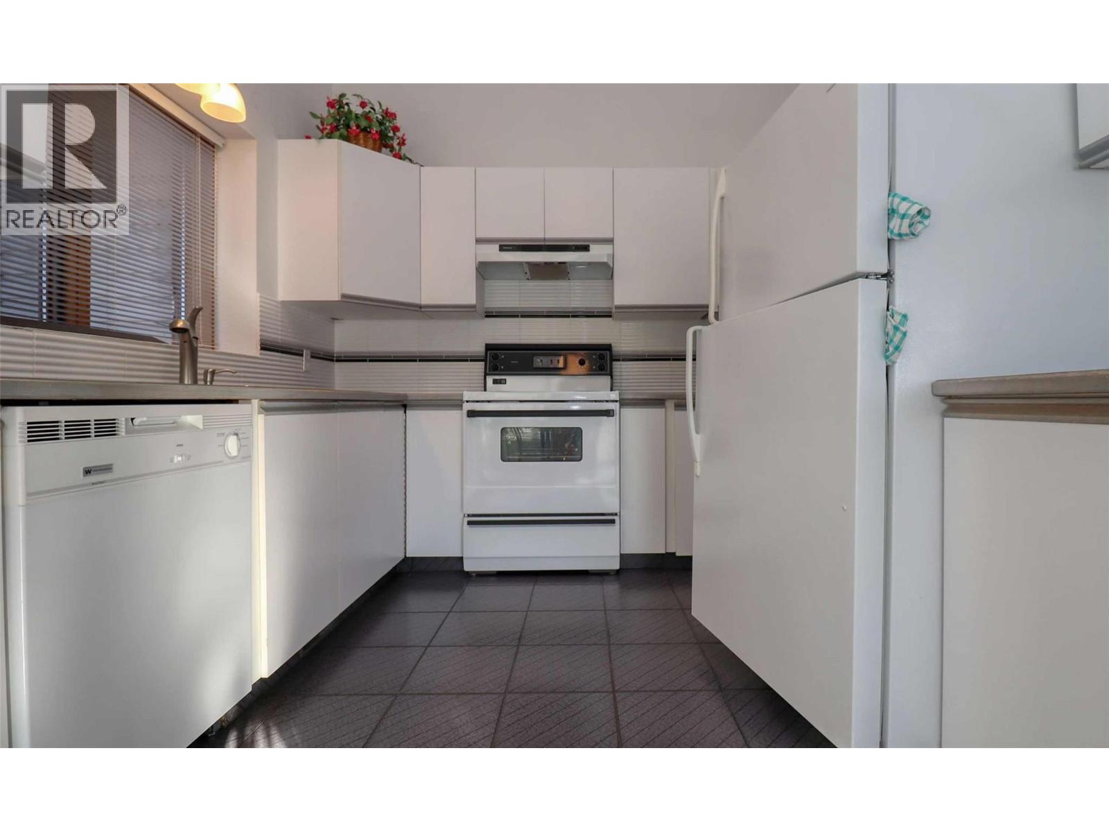 6884 Squilax-Anglemont Road - 24