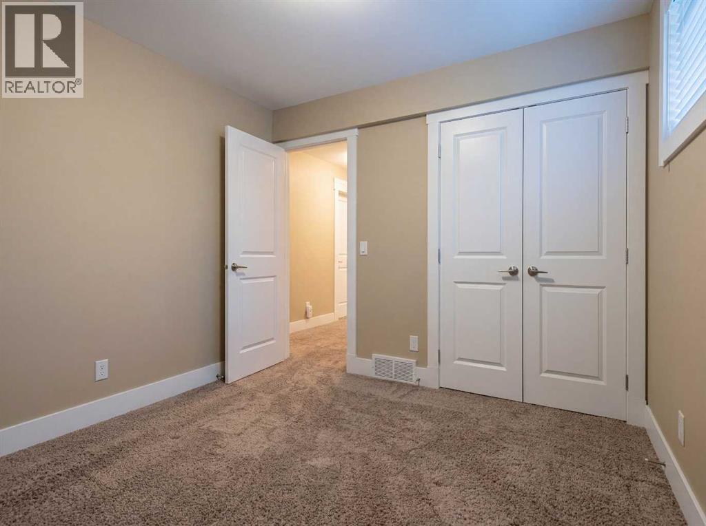 2040 46 Avenue SW - 22