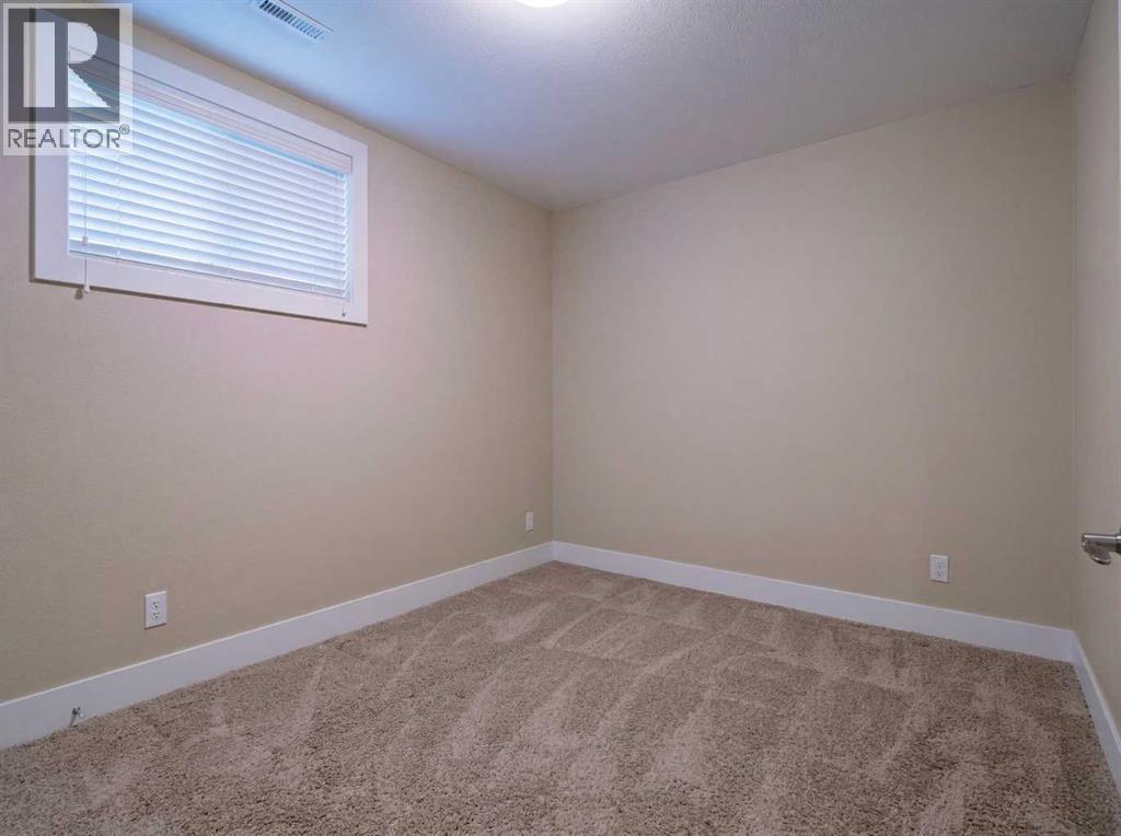 2040 46 Avenue SW - 23