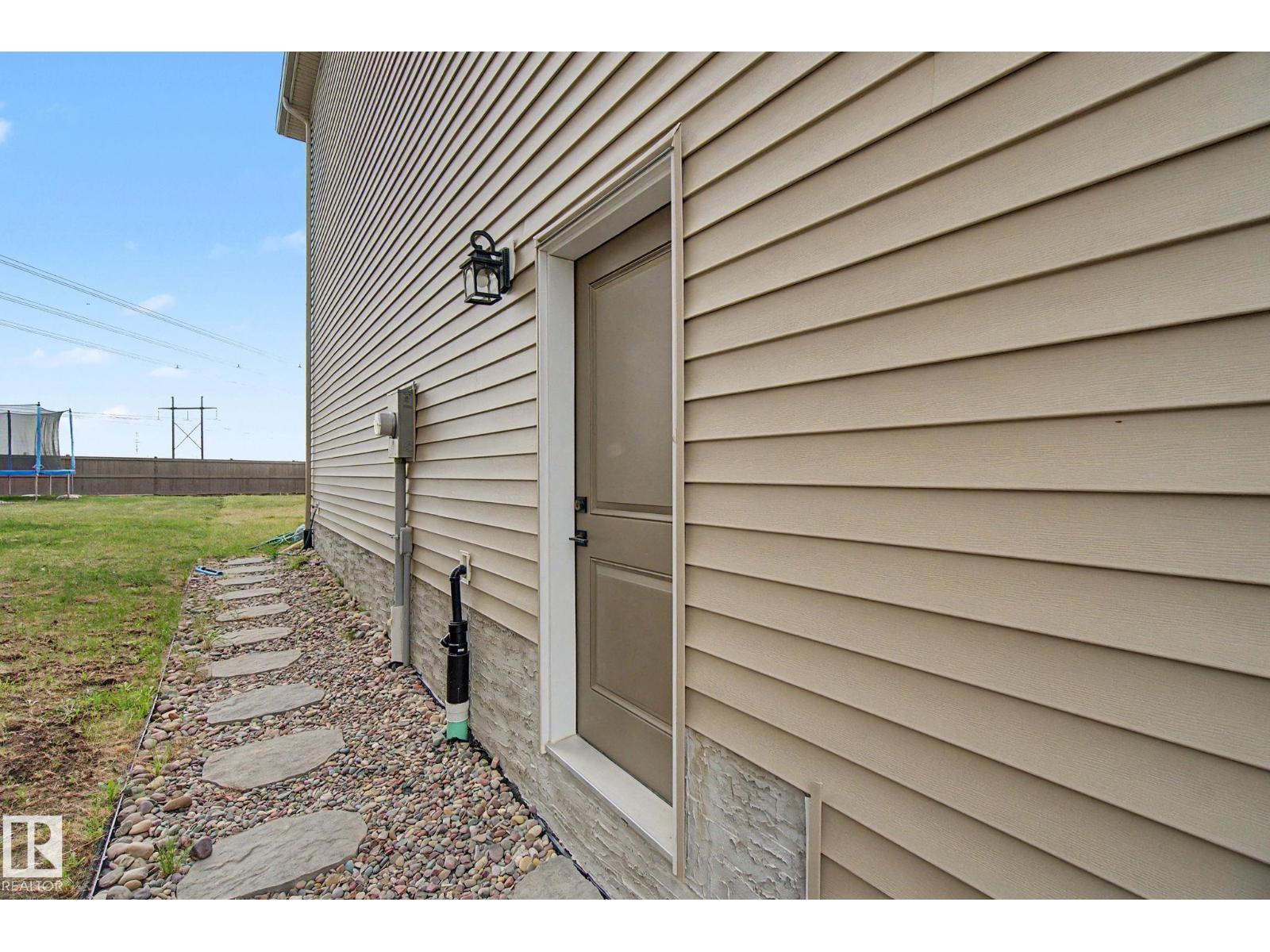 2827 196 ST NW NW - 52
