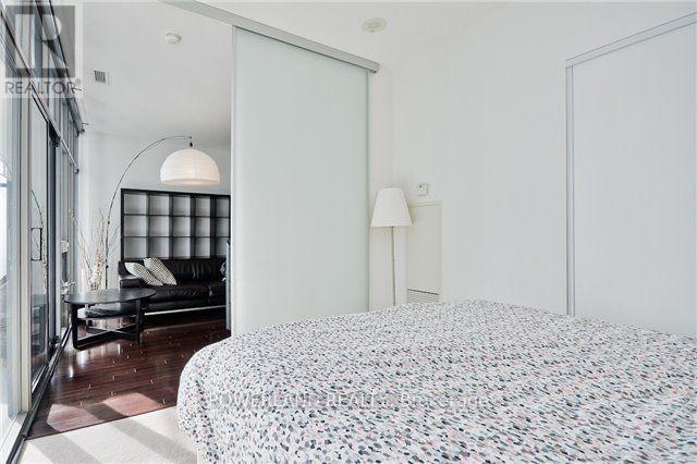 #2601 33 CHARLES STREET E - 15