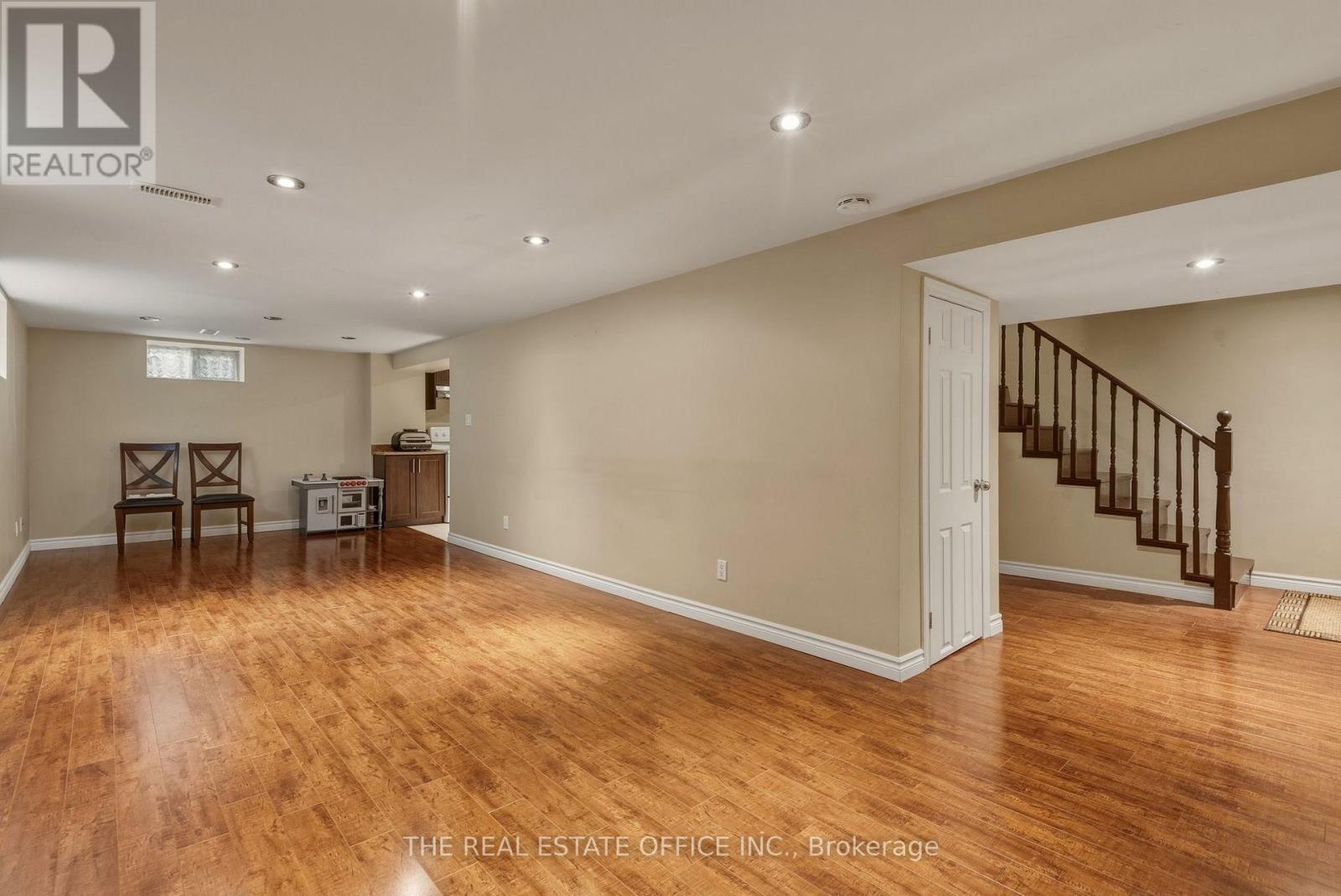 51 GILROY DRIVE - 32