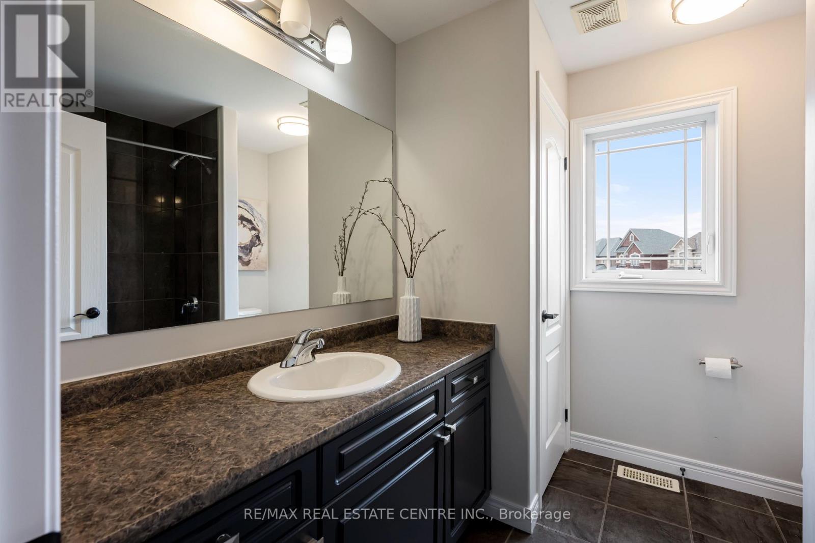 51 BURT AVENUE - 25