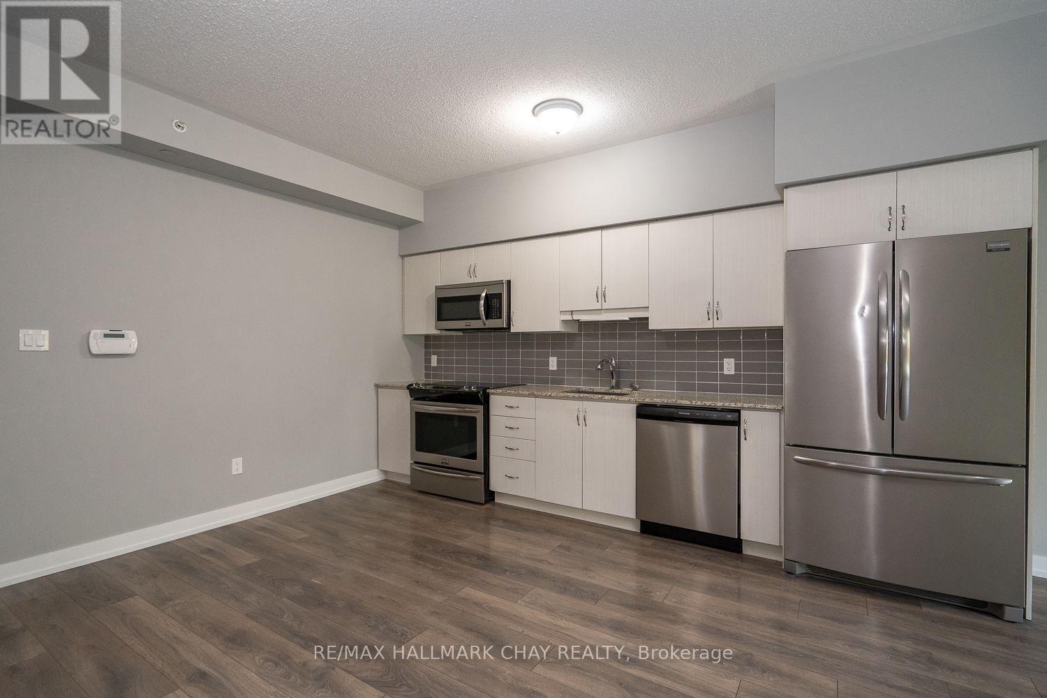 #103 69 BOYNE STREET - 4
