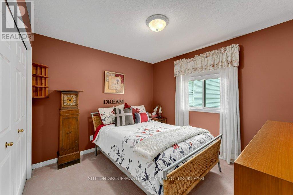 530 SACKVILLE CRESCENT - 18