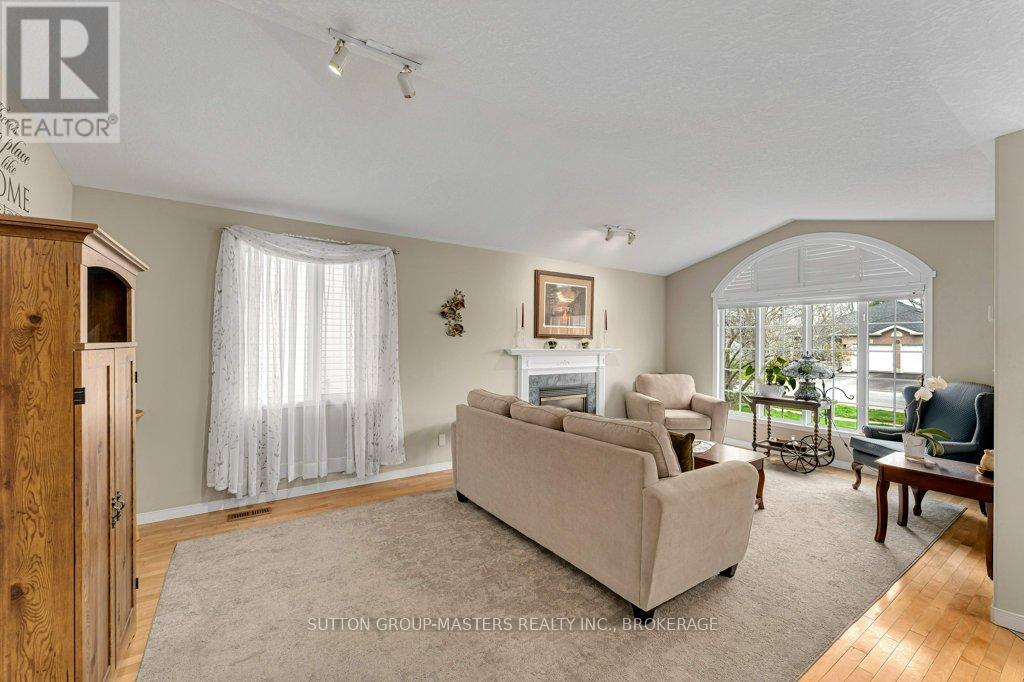 530 SACKVILLE CRESCENT - 2