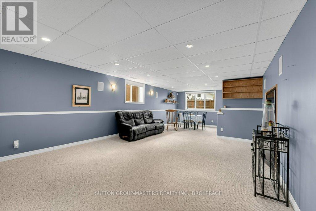 530 SACKVILLE CRESCENT - 24