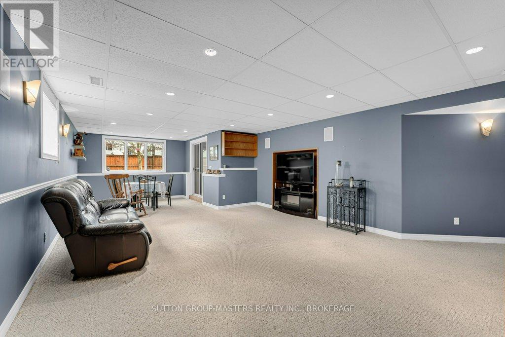 530 SACKVILLE CRESCENT - 25