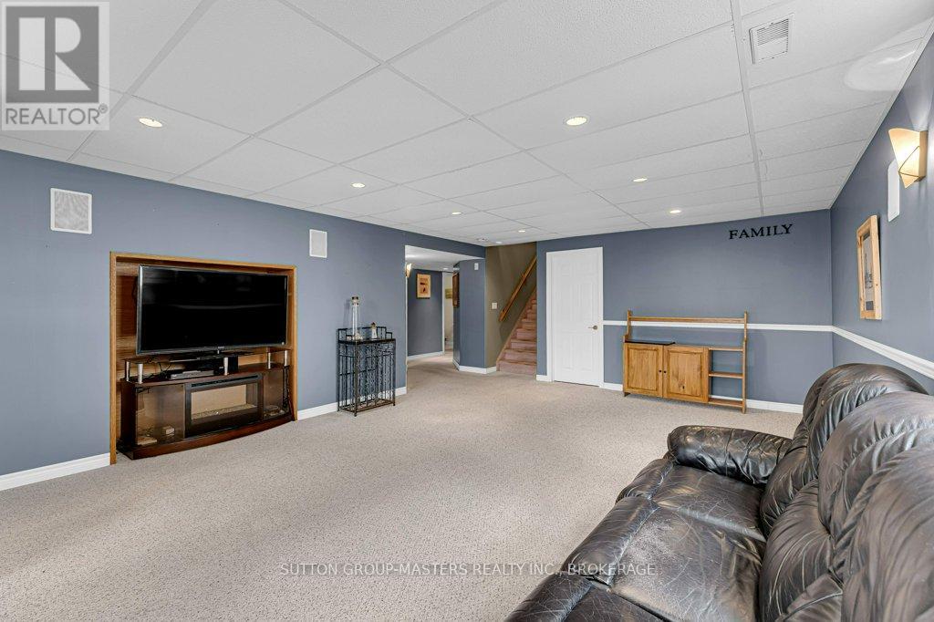 530 SACKVILLE CRESCENT - 27
