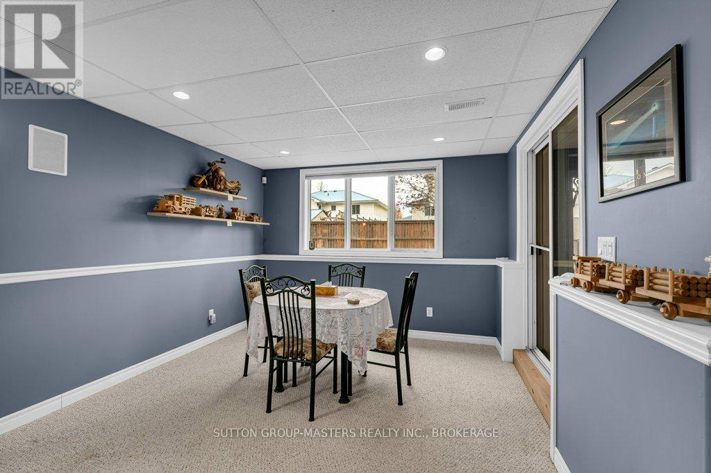 530 SACKVILLE CRESCENT - 28