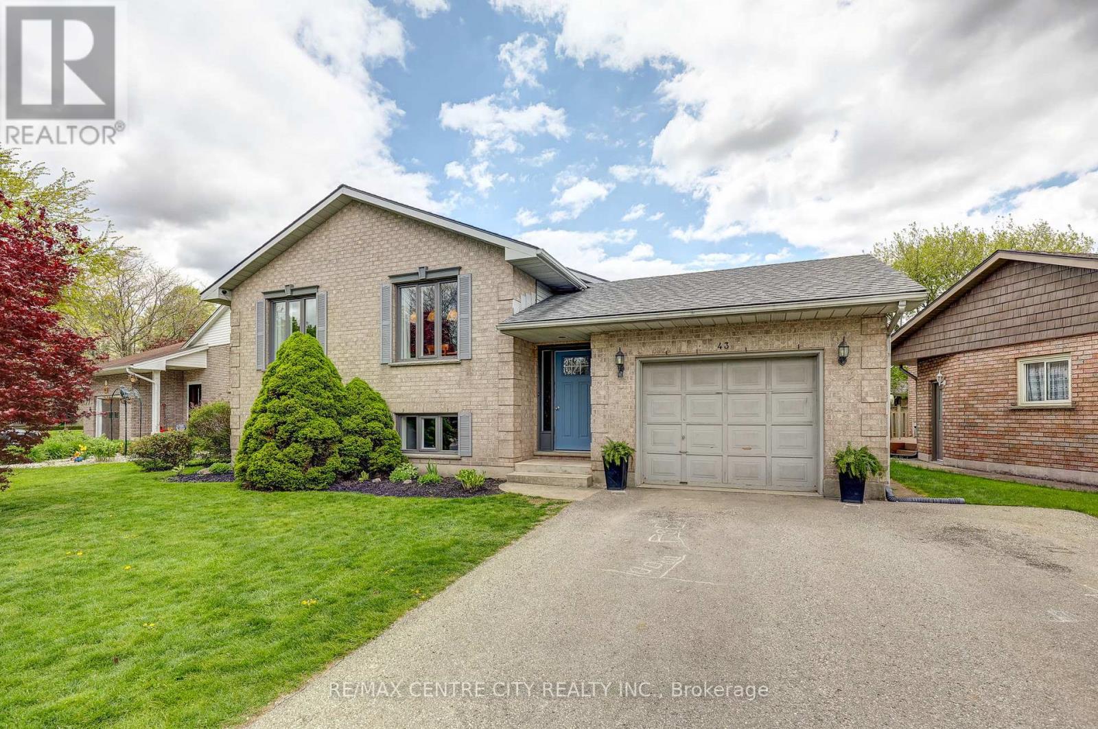 43 SINCLAIR CRESCENT - Image 2