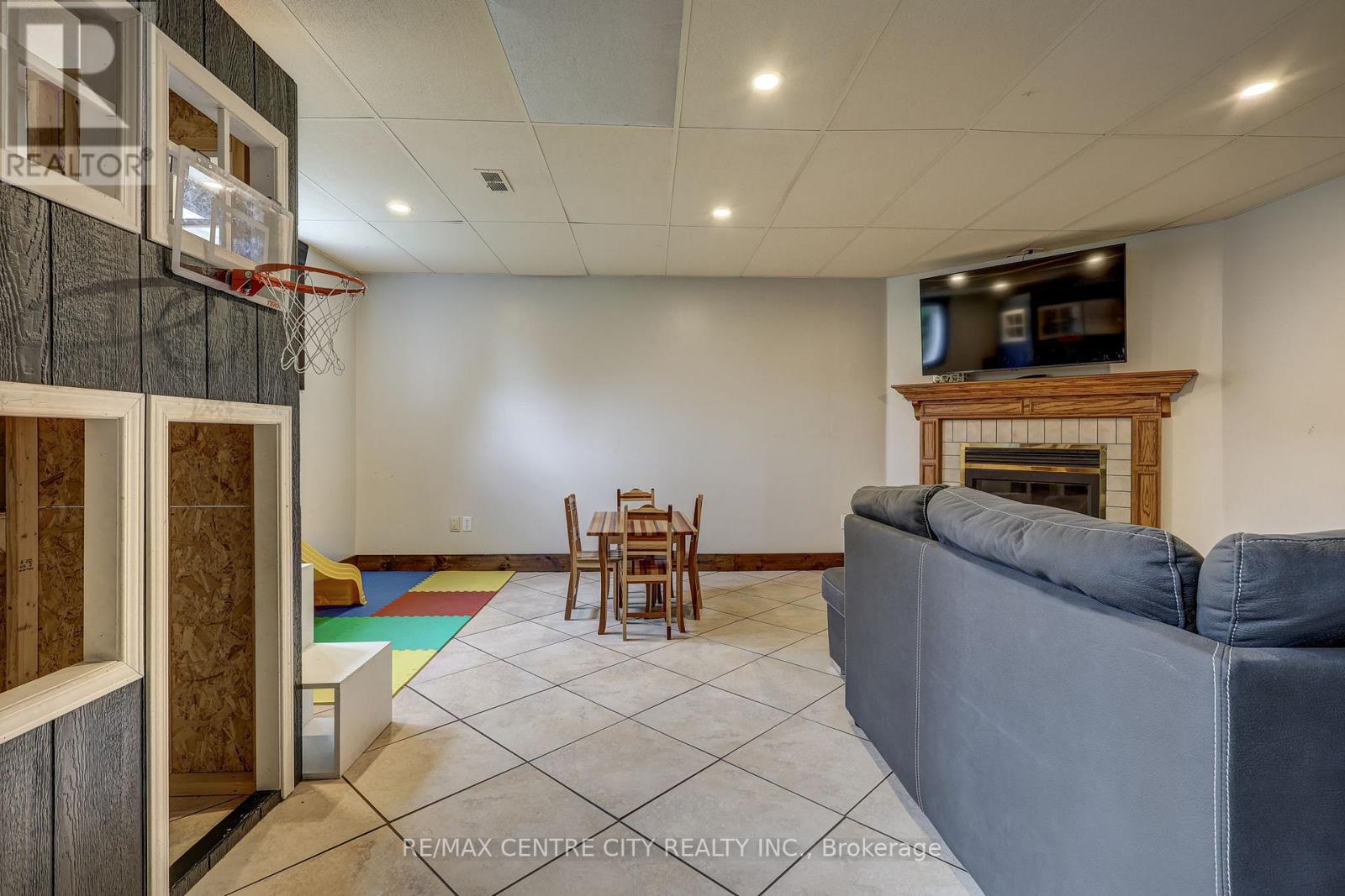 43 SINCLAIR CRESCENT - 24