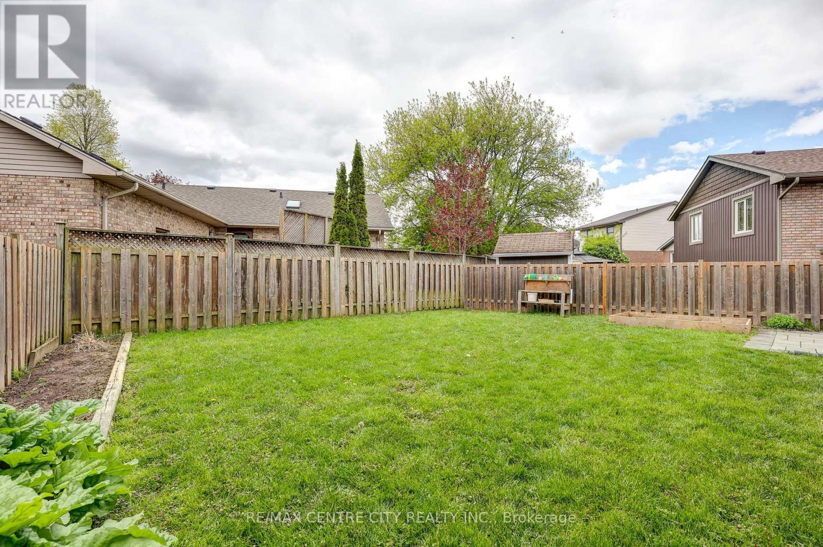 43 SINCLAIR CRESCENT - 40
