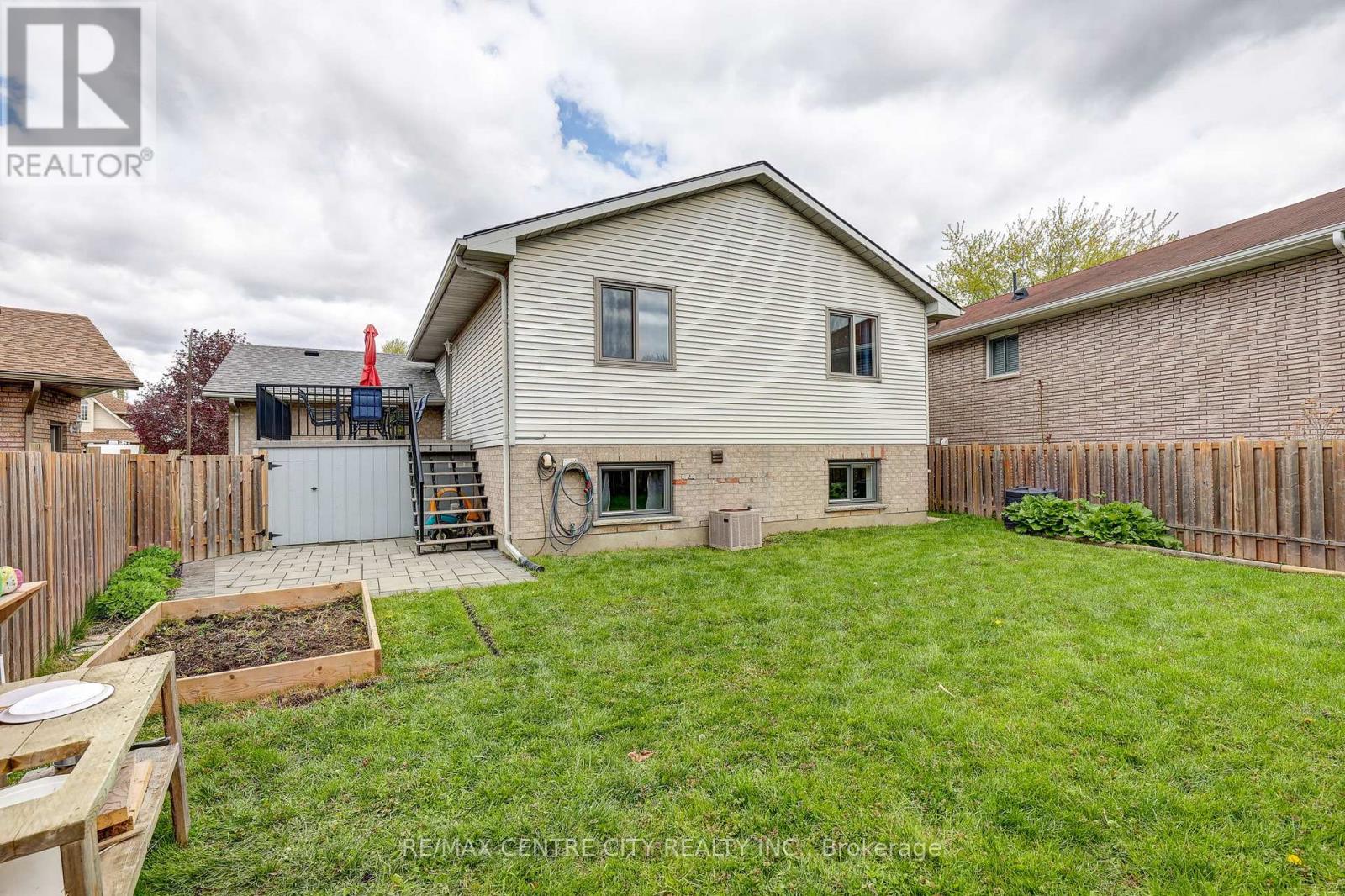 43 SINCLAIR CRESCENT - 42
