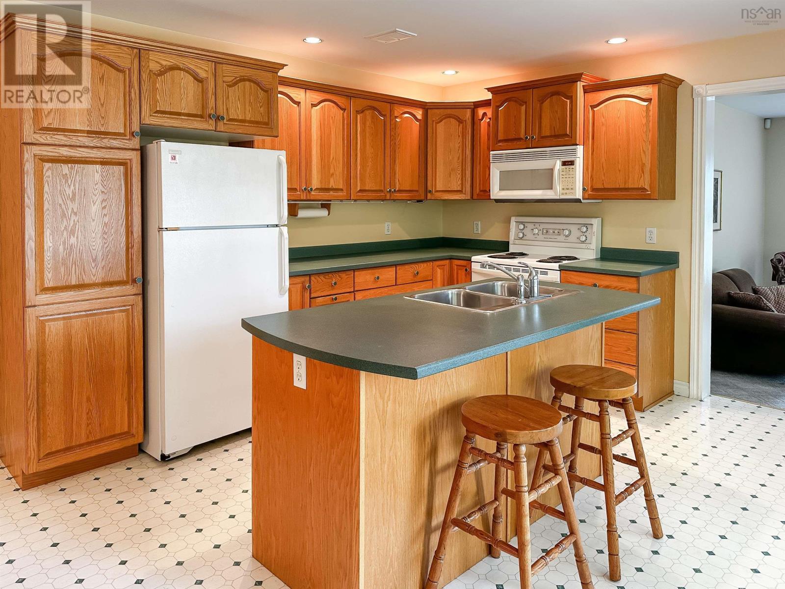 28 Bishop Avenue - 6