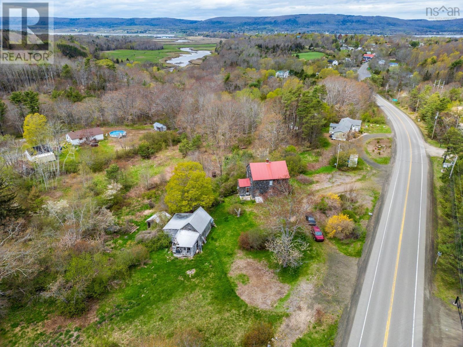 9427 Highway 8 - 14