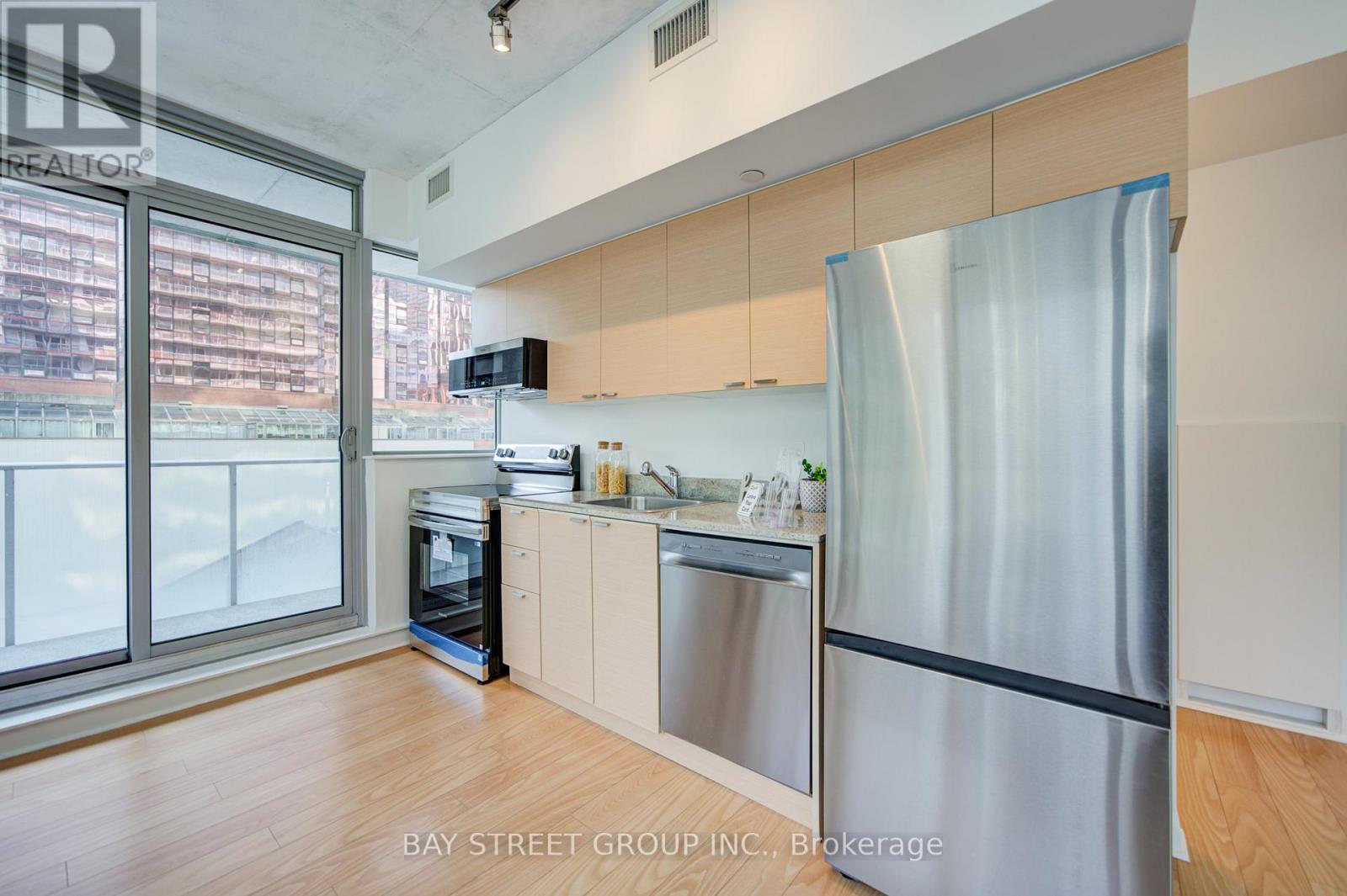 #403 375 KING STREET W - 17