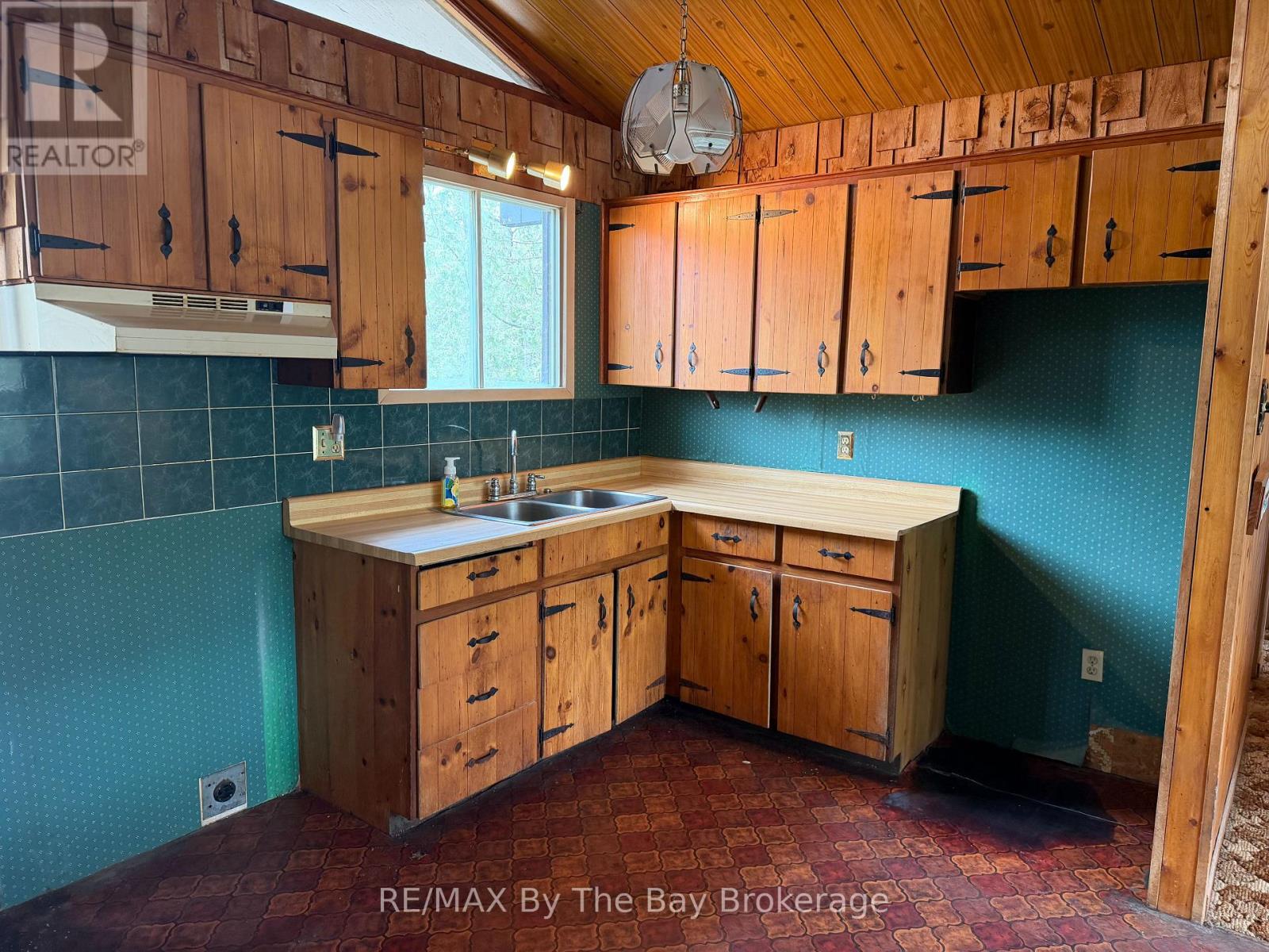 288 KNOX ROAD E - 8
