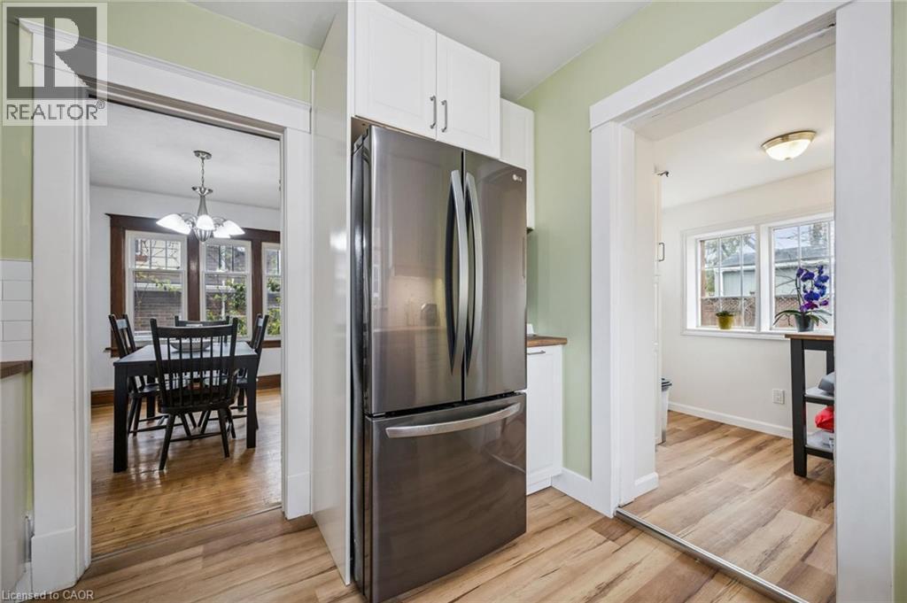9 SPADINA Road E - 13