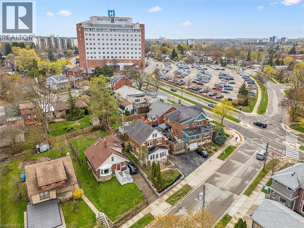 9 SPADINA Road E - 30