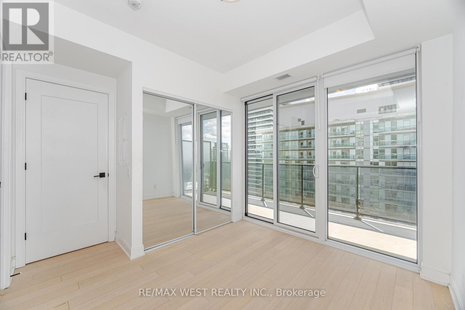 #4007 70 ANNIE CRAIG DRIVE - 13